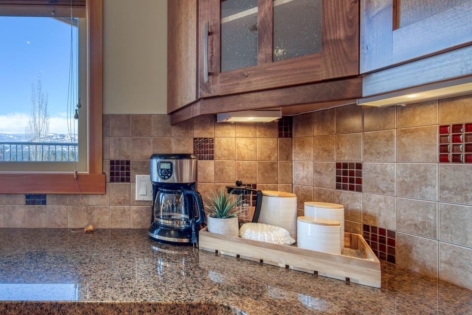 Luxury Townhome, 3 Bedrooms, Fireplace, Mountain View (Pet friendly) | Private kitchen | Coffee/tea maker, fridge, microwave, oven
