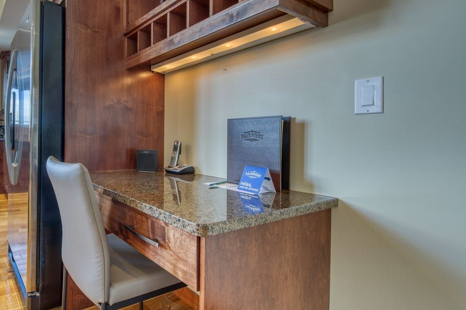 Luxury Townhome, 3 Bedrooms, Fireplace, Mountain View (Pet friendly) | Premium bedding, desk, laptop workspace, WiFi (free)