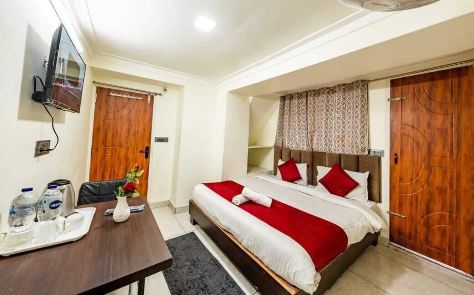 Triple Room, City View | Desk, free WiFi
