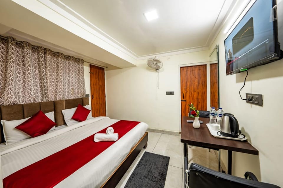 Triple Room, City View | Desk, free WiFi