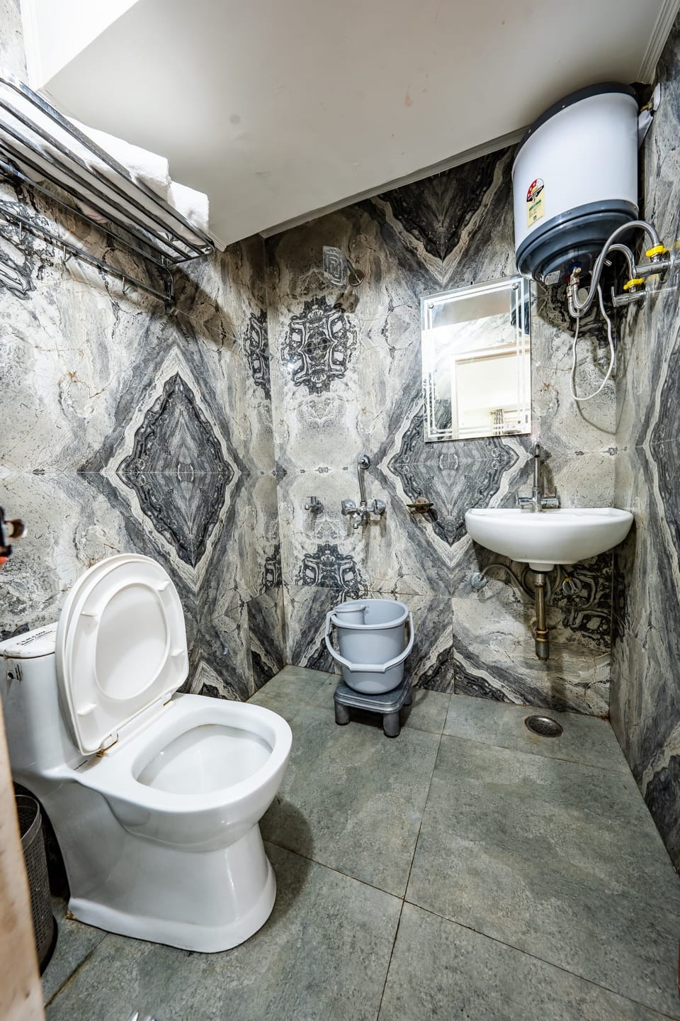 Shower, free toiletries, towels