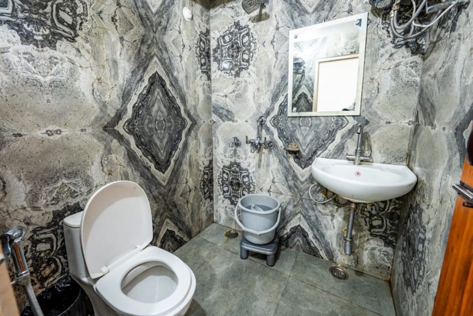 Shower, free toiletries, towels