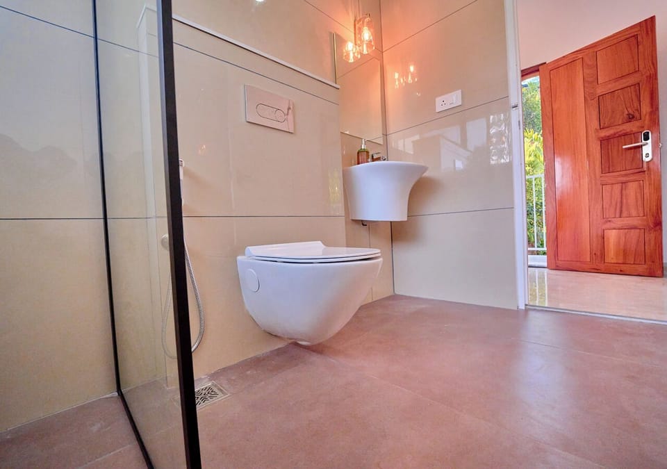Suite | Bathroom | Jetted tub, free toiletries, towels, soap