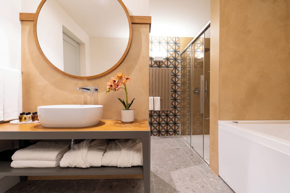 Deluxe Suite | Bathroom | Hair dryer, bidet, towels, soap