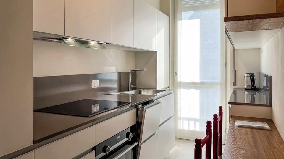 Moderna cucina accessoriata.
