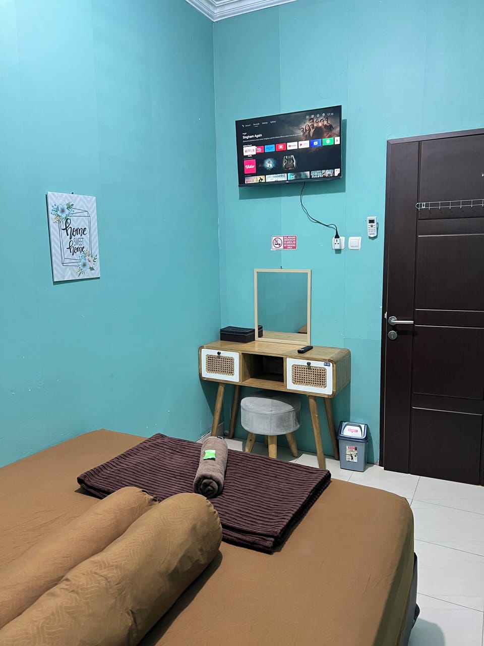Deluxe Room, Shared Bathroom | Desk, iron/ironing board, free WiFi