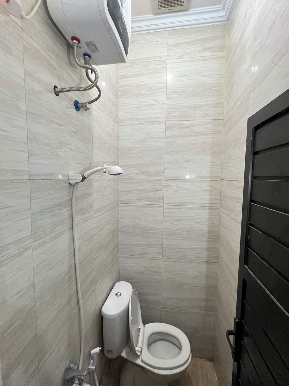 Family Room | Bathroom | Shower, towels, soap, shampoo