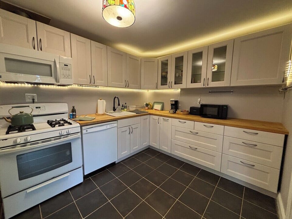 Fully equipped kitchen with everything you need