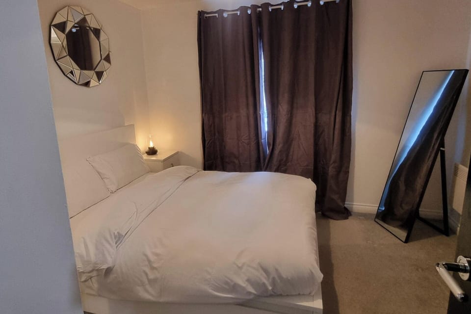 East London 2-bed Ap Sleeps 4 Near Hainault Forest Apartment in Ilford