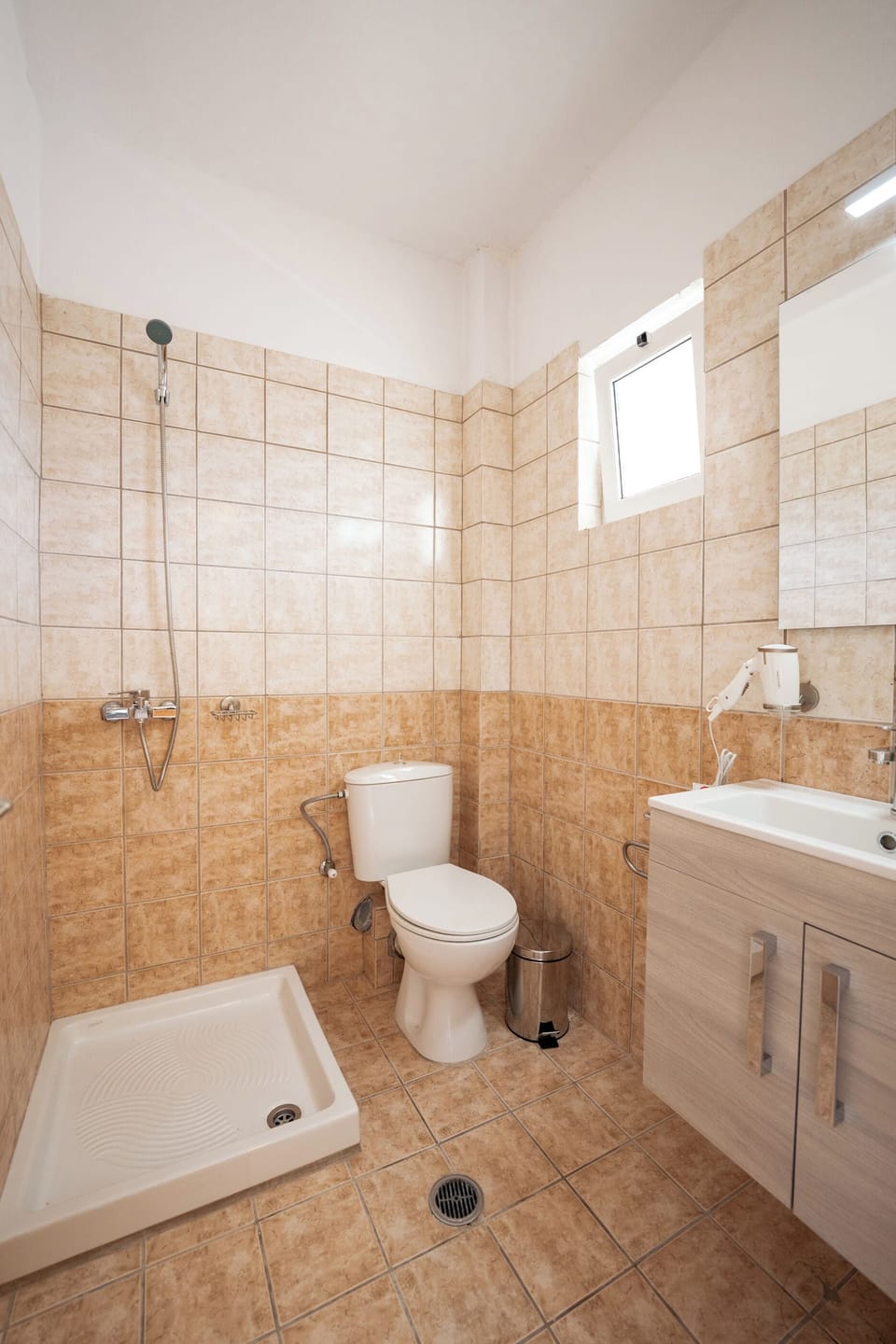 Comfort Suite, Garden View, Ground Floor | Bathroom | Shower, hair dryer, towels, soap