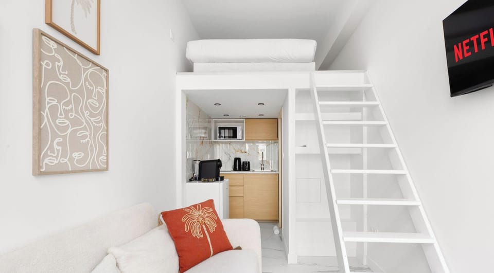 Profitez de cet espace astucieusement aménagé, comprenant un coin salon cosy en bas et une mezzanine pour dormir.