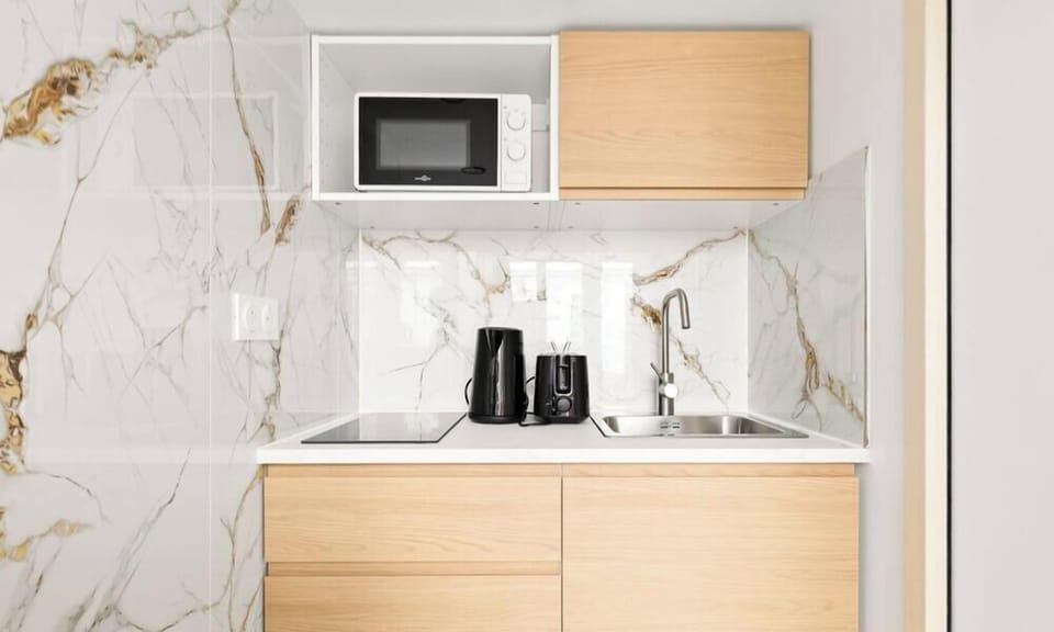 Kitchenette entièrement équipée avec micro-onde, machine à café, bouilloire, ...