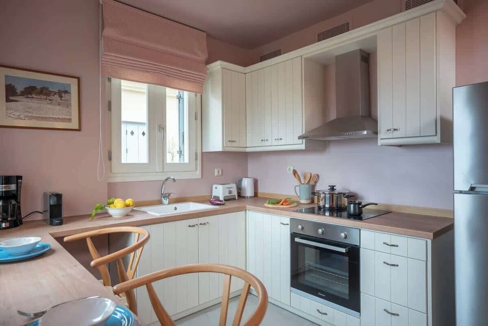 Fully equipped kitchen with dining area