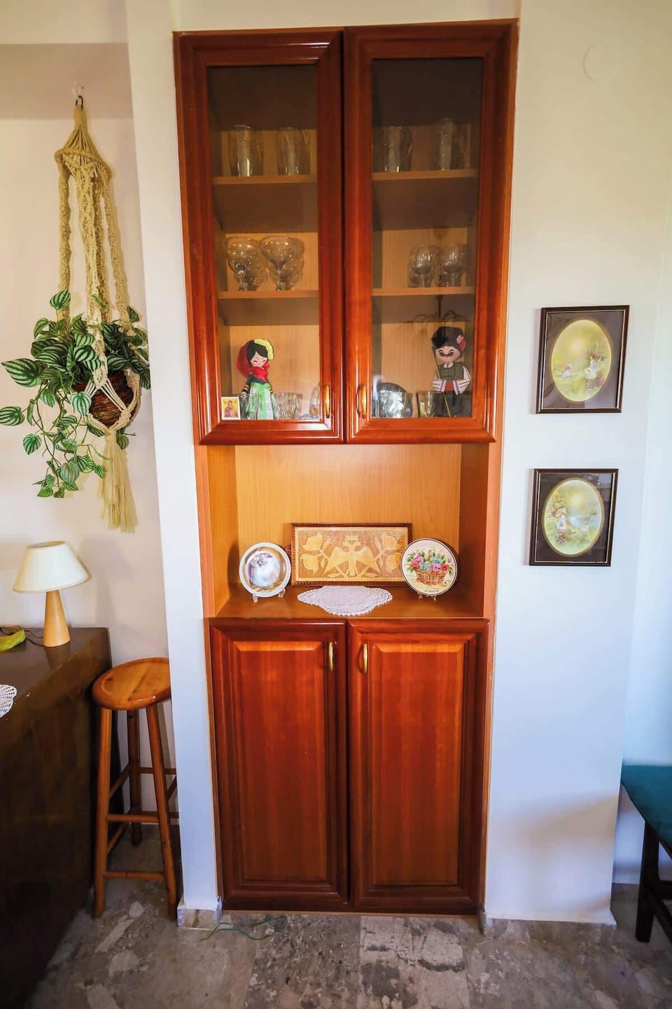 Traditional details and classic wooden furnishings.