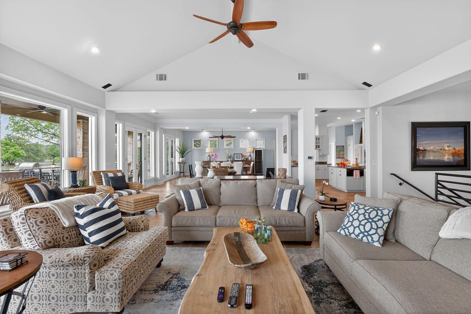 Open Concept Living Area to Dinning & Kitchen