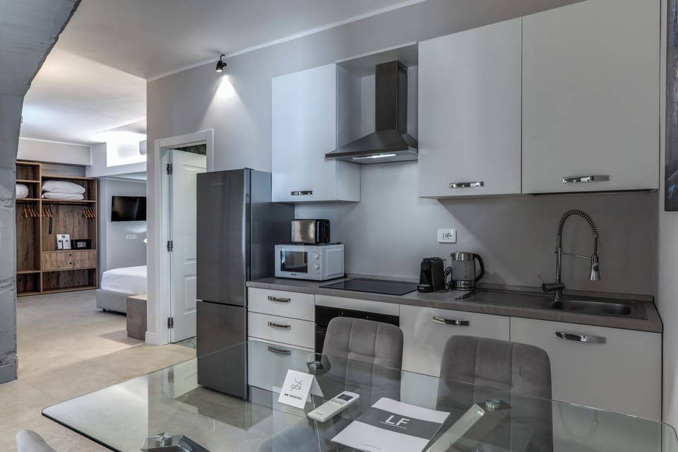 Deluxe Quadruple Room | Private kitchen