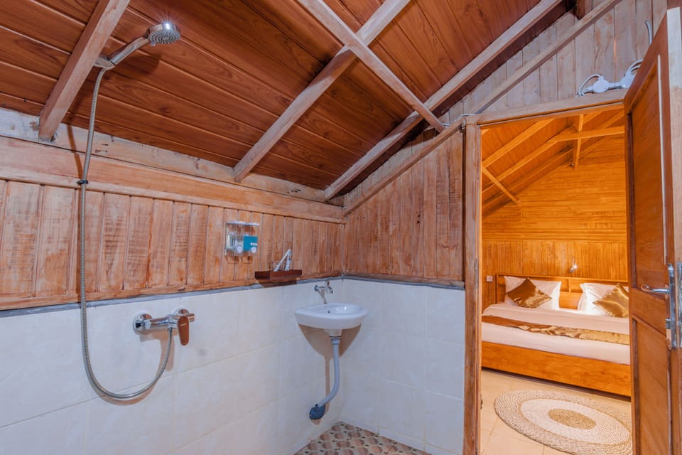 Standard Double Room, Garden View | Bathroom | Shower, towels, soap, shampoo