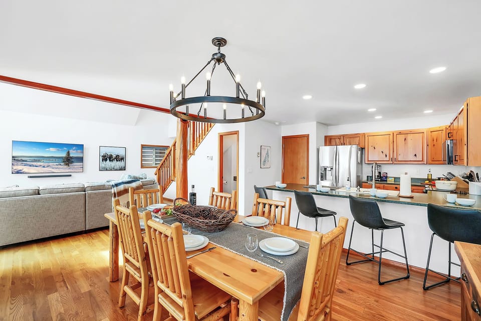 Easy‑flow kitchen and dining area suits groups moving at different speeds in the morning.