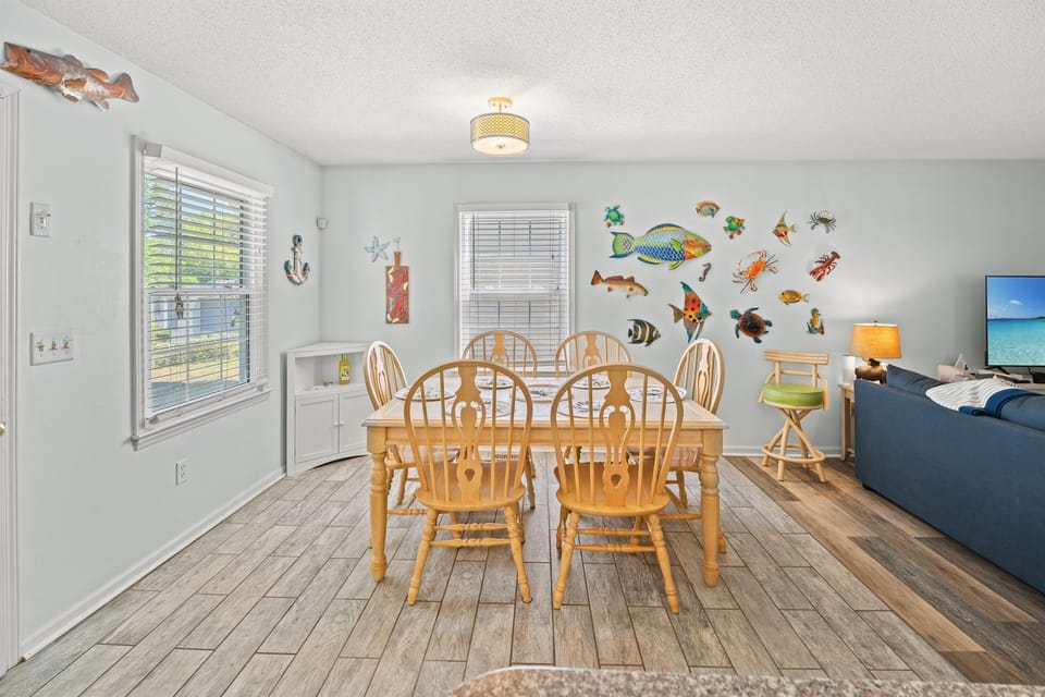 Dining area - seats 6
