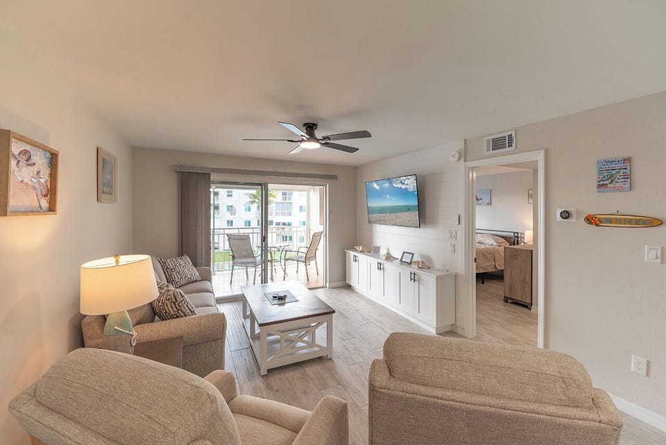 This beautiful 1 Bedroom / 1 Bath Beachfront condo is a perfect vacation retreat