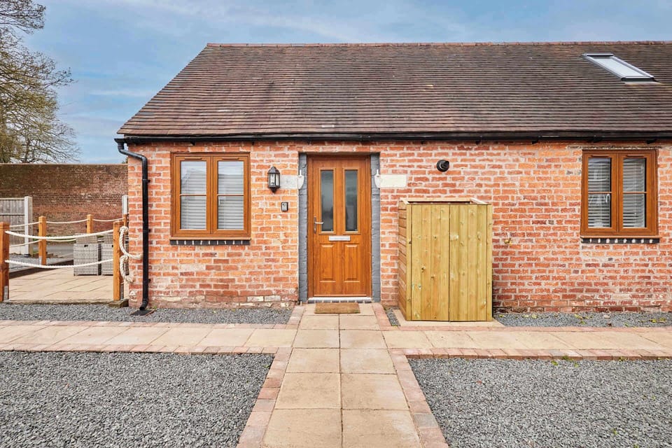 Beagle Barn, Withington - Host & Stay