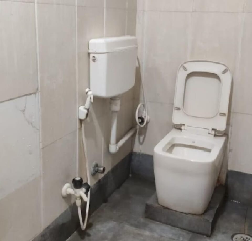 Shower, free toiletries, towels