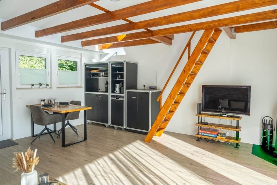 Küche mit allem was du brauchst. Toaster, Geschirr, Gläser, Kaffeemaschine (Coffee B), Herdplatten, Spühlmaschine und Waschmaschine.