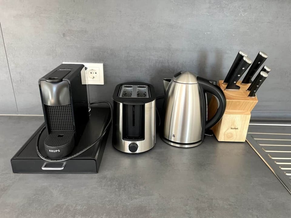 Eine Auswahl an Bestand der Küche: Nespresso-Maschine, Toaster, Wasserkocher, Messerblock und vieles mehr ist in dieser Küche vorhanden