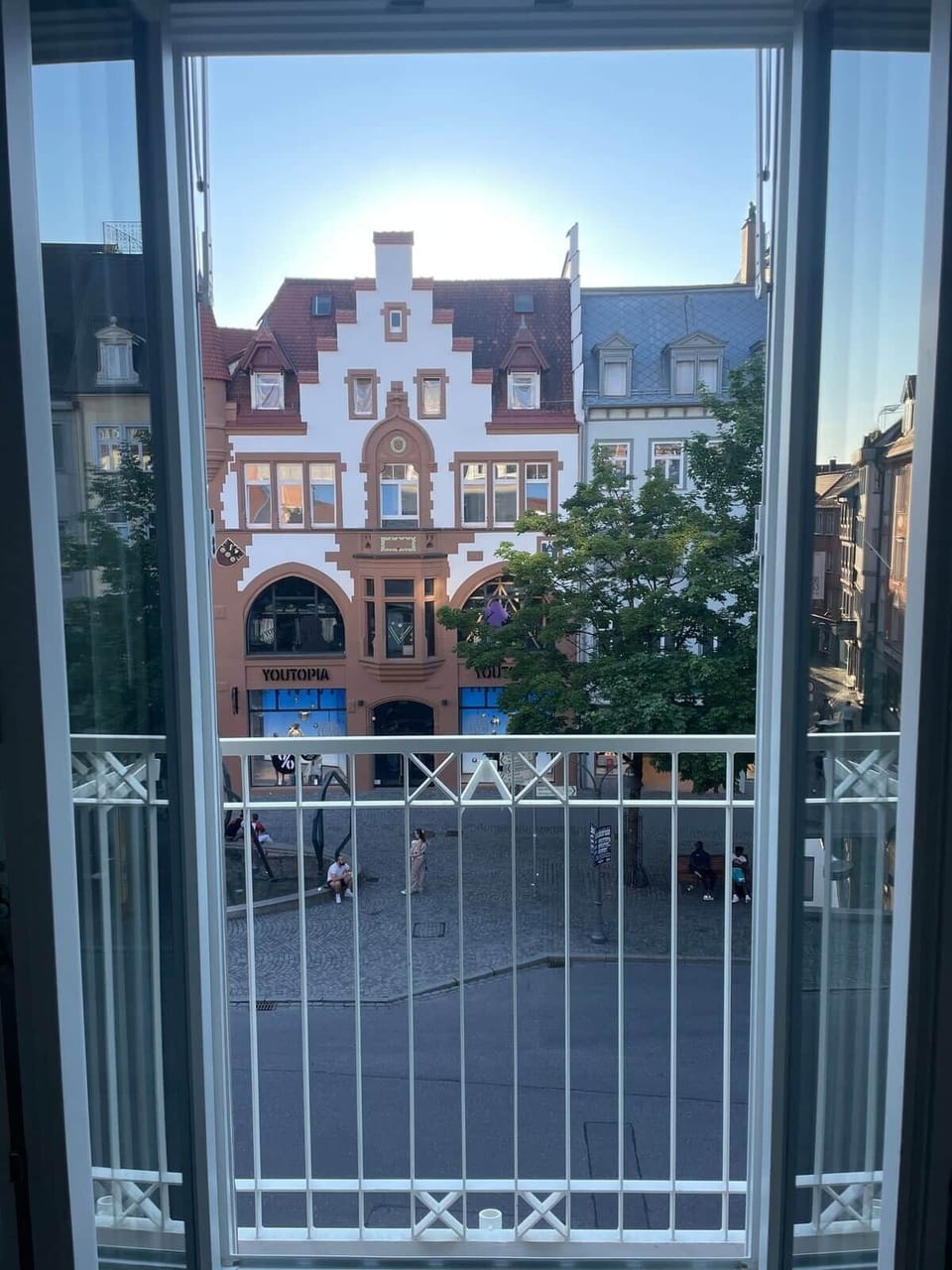 Mit kleinem französischen Balkon, hin zum Marienplatz.