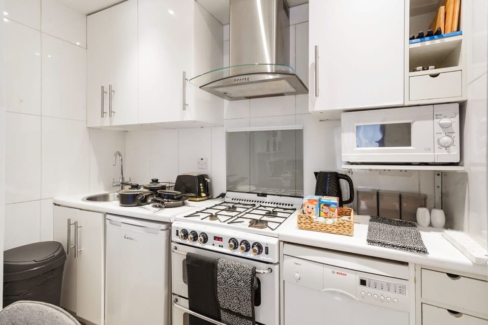 Microwave, dishwasher, electric kettle, toaster