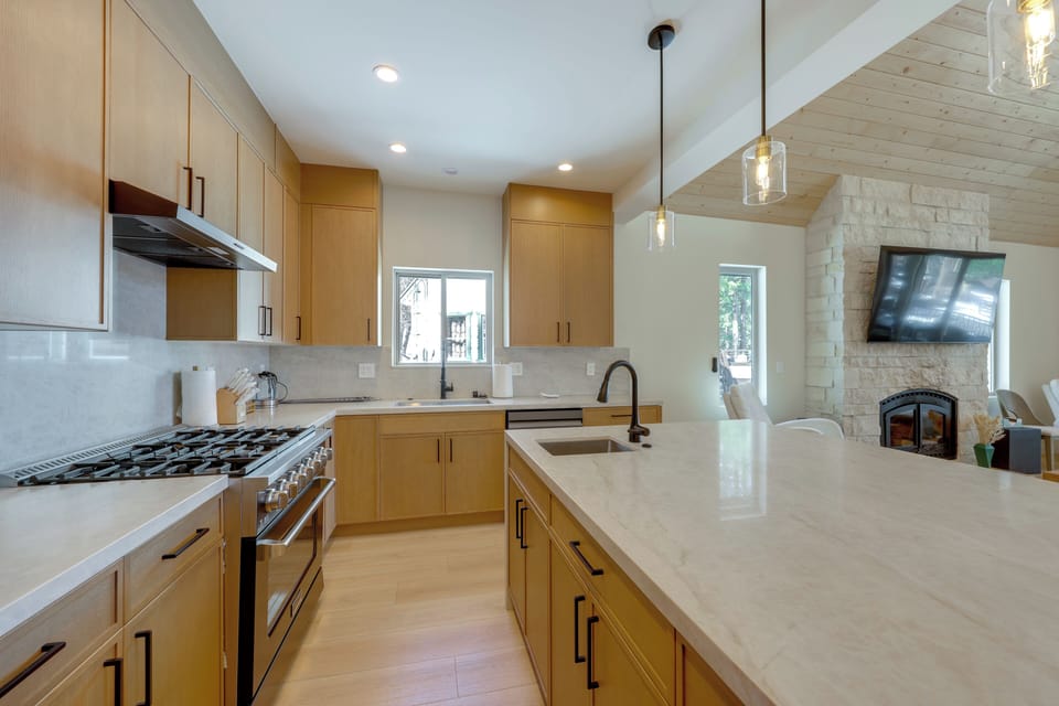 House (6 Bedrooms) | Interior