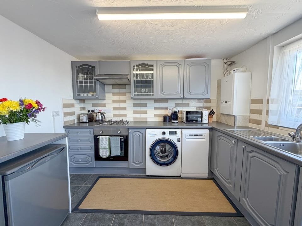 House (3 Bedrooms) | Private kitchen | Microwave, oven, stovetop, dishwasher