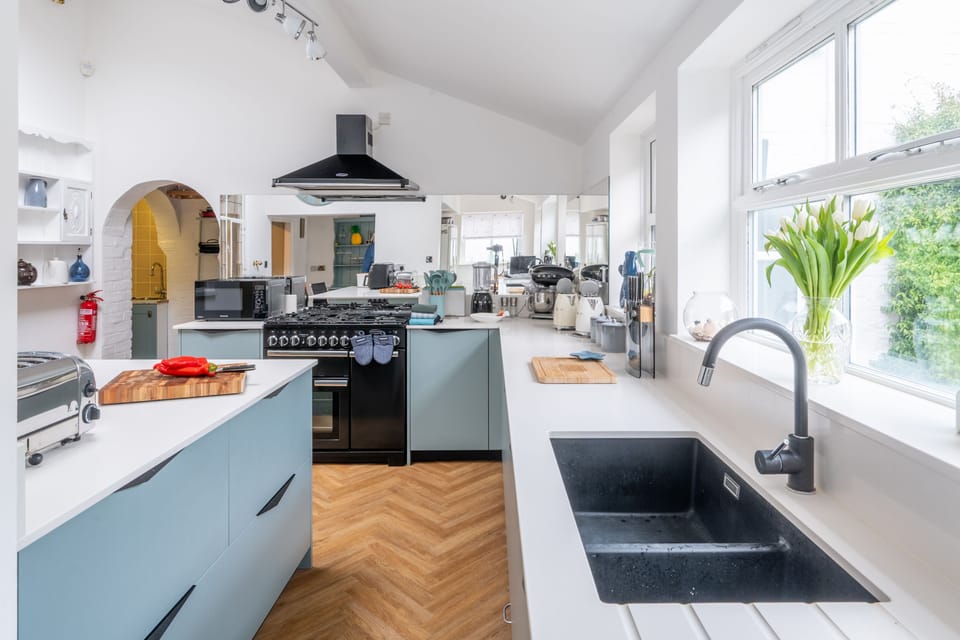 Ground floor: Well-equipped modern kitchen