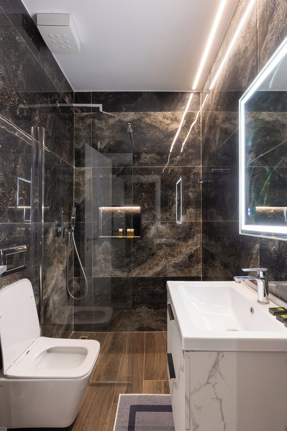 Combined shower/tub, hair dryer, slippers, bidet