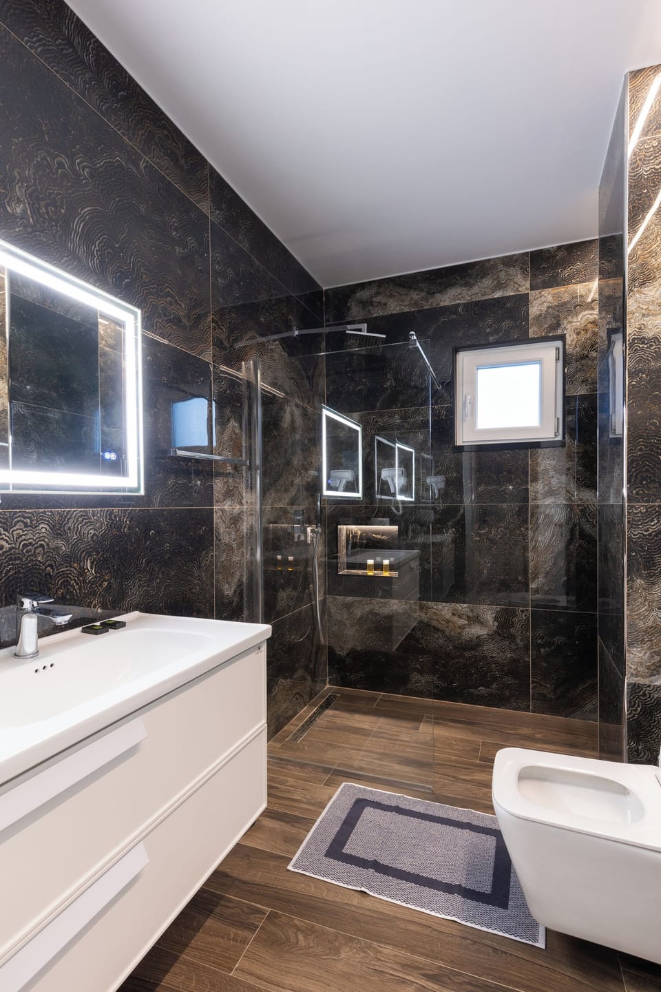 Combined shower/tub, hair dryer, slippers, bidet