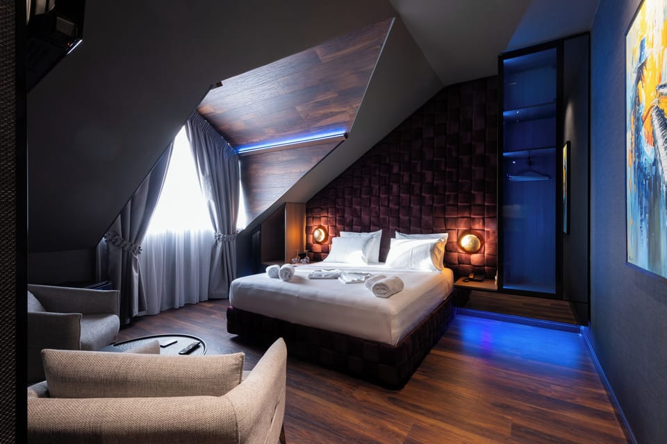 Luxury Suite, Executive Level | In-room safe, laptop workspace, blackout drapes, soundproofing