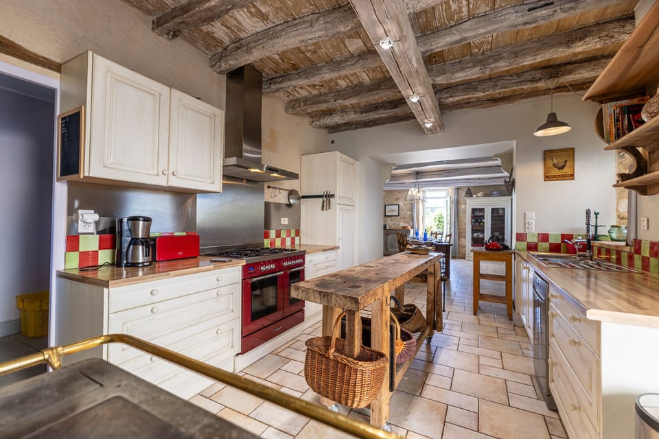 Fully equipped kitchen – Nespresso coffee machine + drip coffee maker – Toaster – Citrus juicer – Kettle