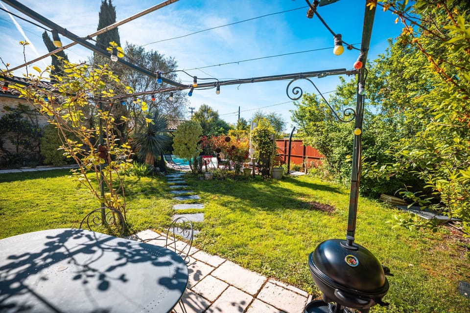 Terrace with charcoal barbecue – Garden