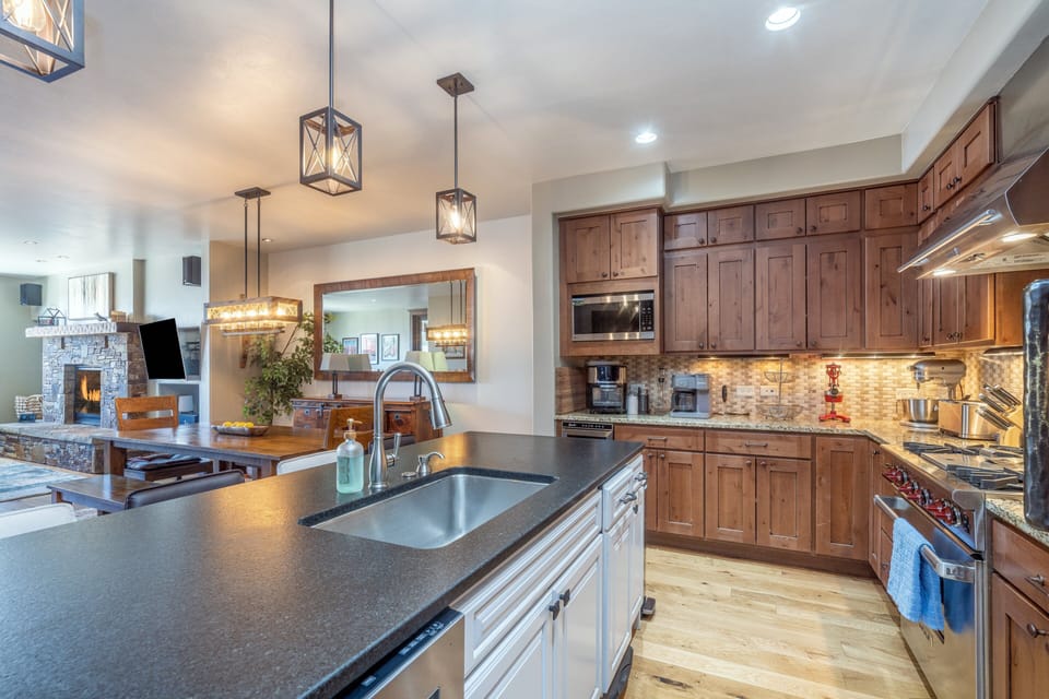 Condo, 2 Bedrooms | Private kitchen | Fridge, oven, coffee/tea maker, toaster