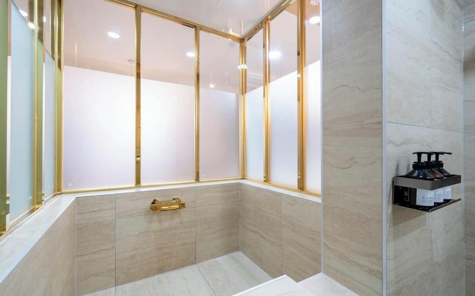 Luxury Double Room, City View | Bathroom | Shower, hair dryer, towels