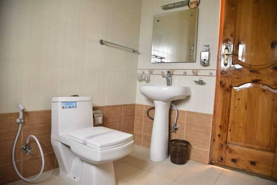 Shower, free toiletries, towels