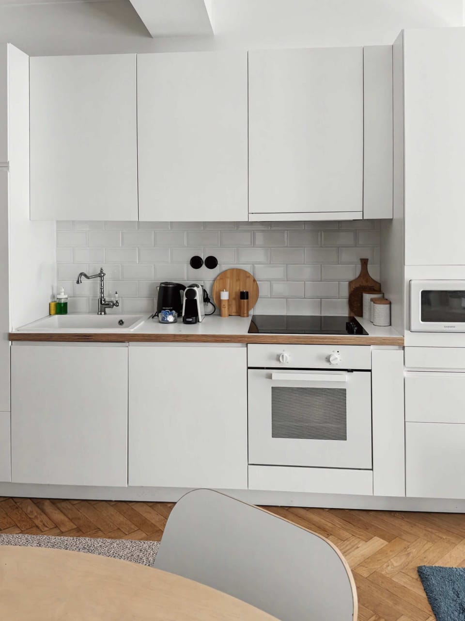 Sleek modern kitchen with clean lines and high quality finishes, fully equipped for effortless cooking. Bright and functional, it offers a refined space where guests can prepare meals comfortably while enjoying a stylish and contemporary setting.