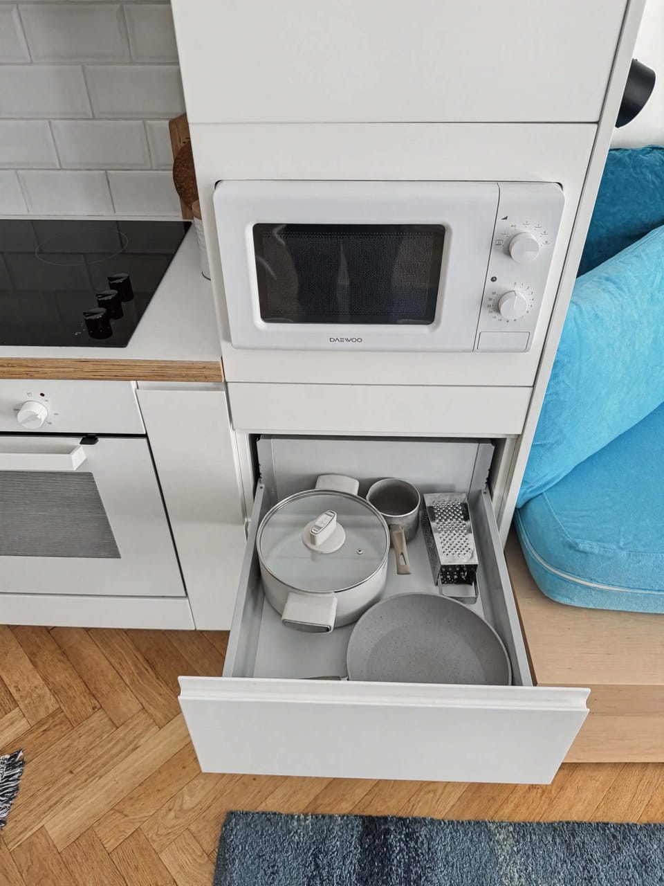 Modern kitchen detail with integrated appliances and practical design, ensuring maximum comfort during your stay. Clean lines and functionality combine to offer a smooth and enjoyable experience for everyday living.