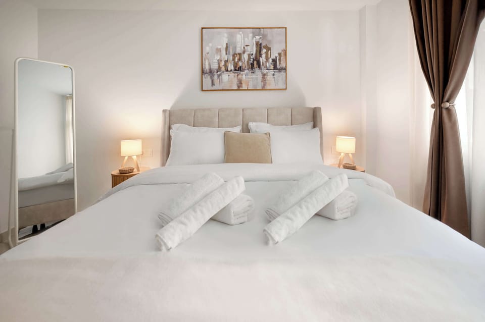 Bedroom (bed close-up)

Comfort-focused sleeping area with quality bedding, soft pillows, and warm bedside lighting.
