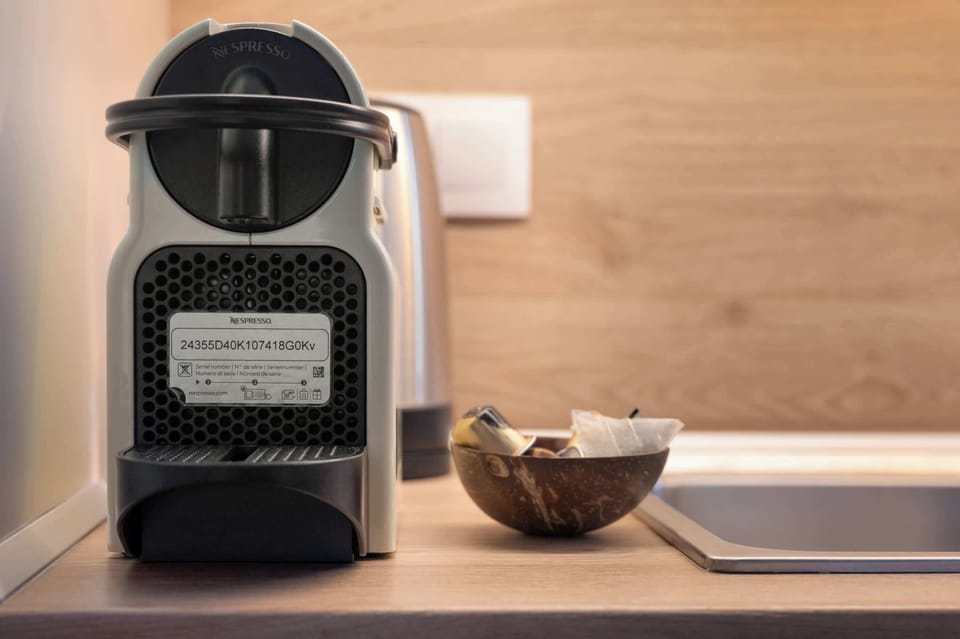 Kitchen (coffee corner)

Dedicated coffee corner with espresso machine and essentials, perfect for starting your day with a fresh cup at home.
