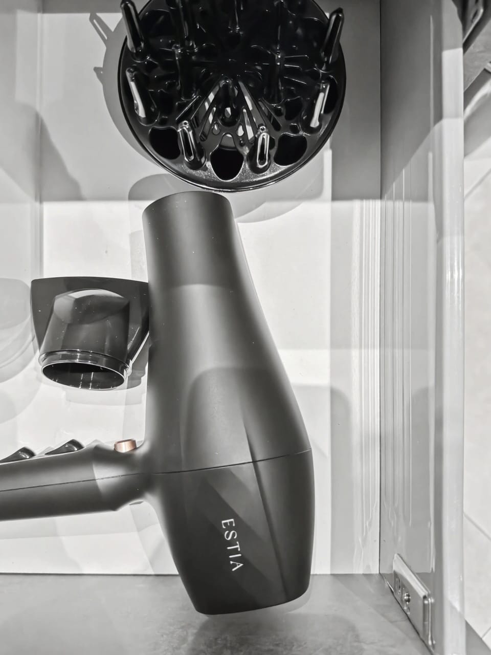 Full bathroom (Hairdryer)
Premium amenities provided for your convenience, including a powerful professional hairdryer to help you get ready effortlessly.