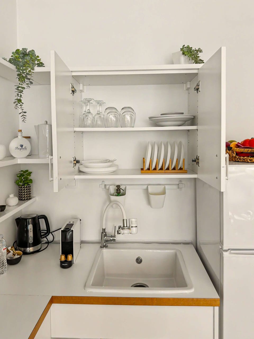 Fully equipped kitchen with modern appliances and clean design. Perfect for preparing meals easily while enjoying a bright and functional space.