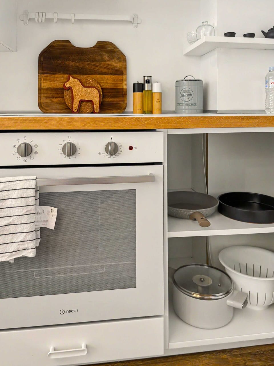 Cozy and fully equipped kitchen corner with modern appliances and practical layout. Ideal for preparing quick meals or enjoying a relaxed cooking experience in a warm, functional space.
