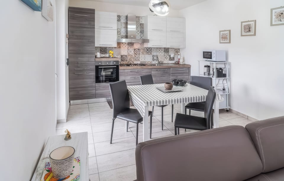 House, 2 Bedrooms, Garden View | Dining
