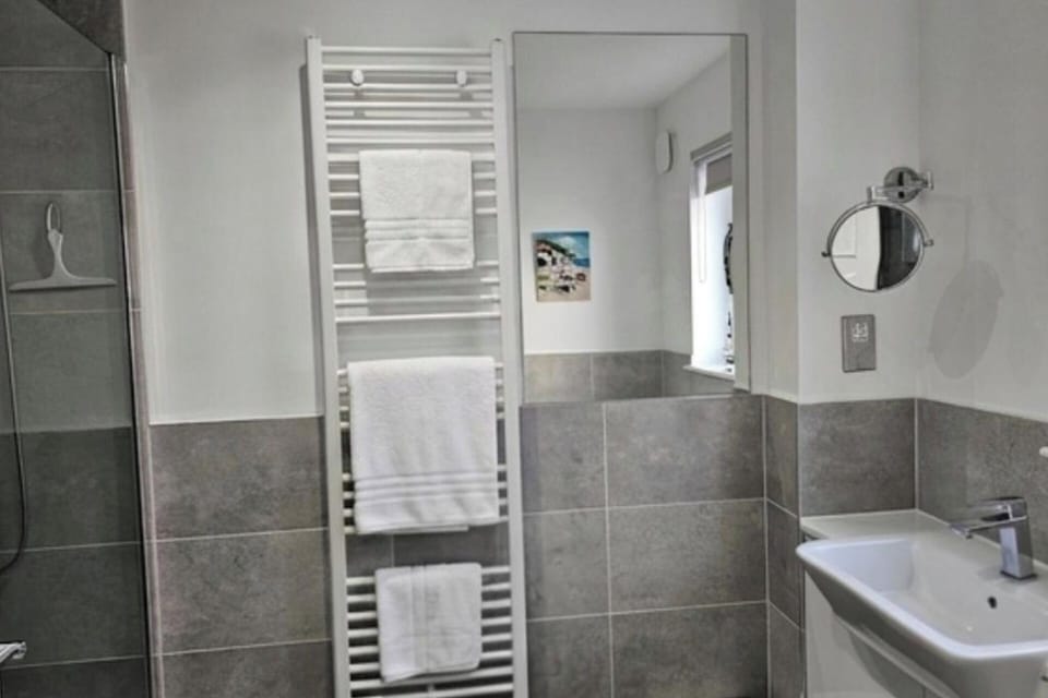 2 Bed Apartment Sleeps 4 - Seaviews - Free Parking Apartment in Scotland